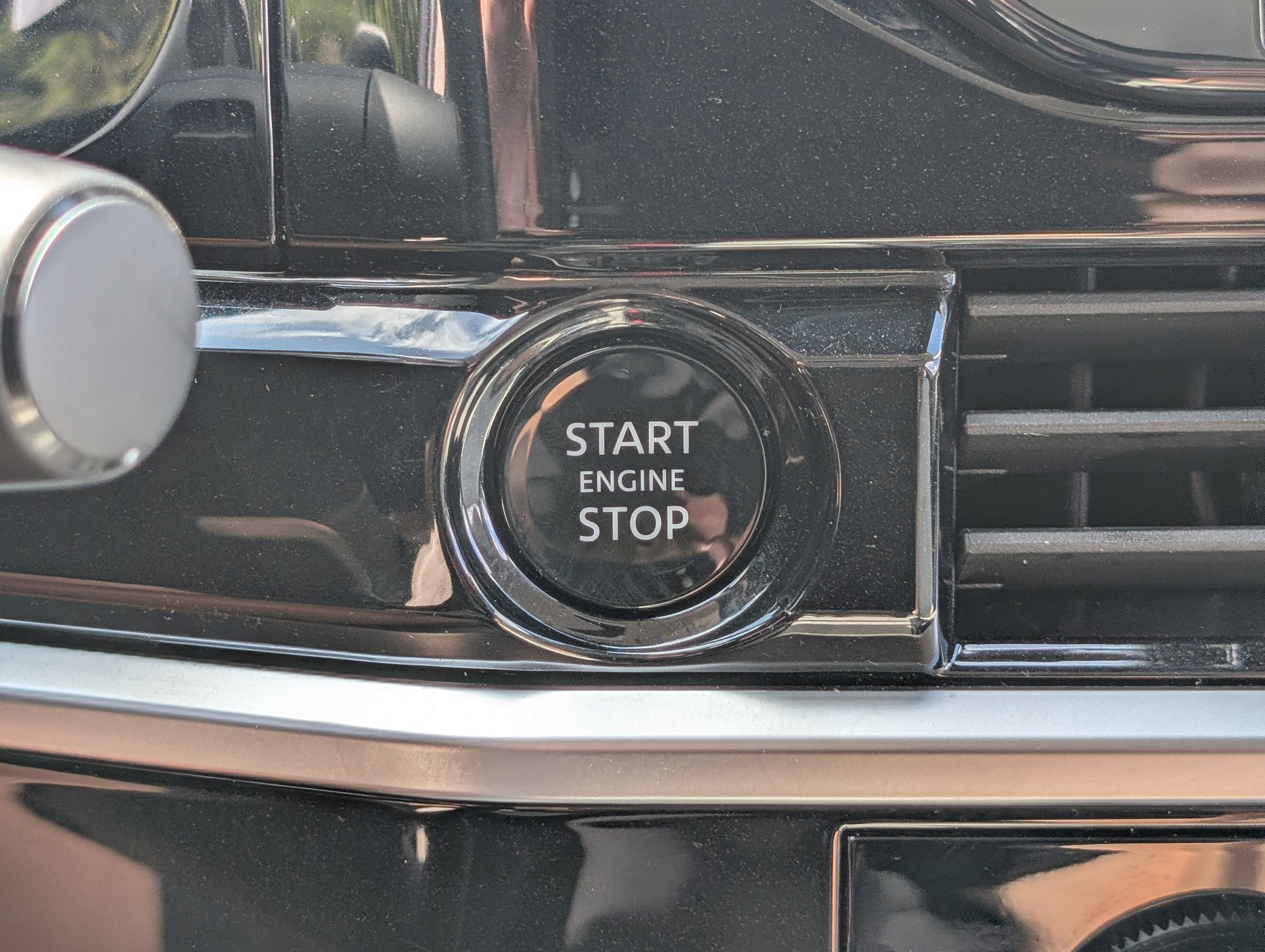 Used 2025 Nissan Pathfinder SL FWD image 35