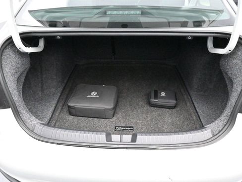 Used 2023 Volkswagen Jetta SE image 9