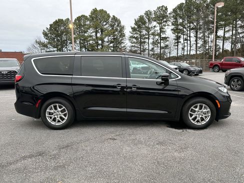 Used 2024 Chrysler Pacifica Touring-L image 5