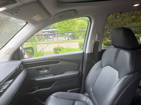 Used 2025 Honda Pilot Touring image 11