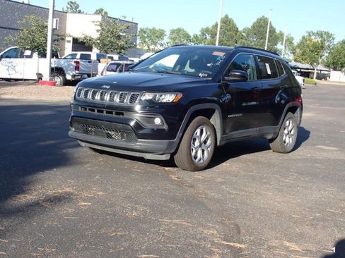 Used 2025 Jeep Compass Latitude w/ Sun & Sound Group AWD/4WD image 11