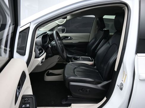 Used 2022 Chrysler Pacifica Touring-L FWD image 11