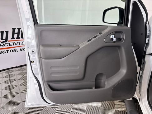 Used 2016 Nissan Frontier SV RWD image 9