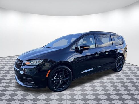 Used 2025 Chrysler Pacifica Limited FWD image 3
