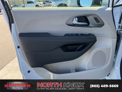 Used 2024 Chrysler Pacifica Touring-L image 5