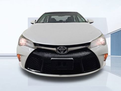 Used 2017 Toyota Camry SE image 2