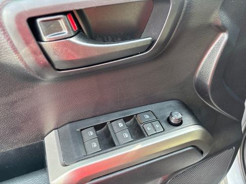 Used 2020 Toyota Tacoma SR5 AWD/4WD image 11
