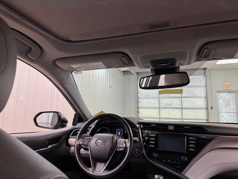 Used 2019 Toyota Camry SE w/ Convenience Package FWD image 22