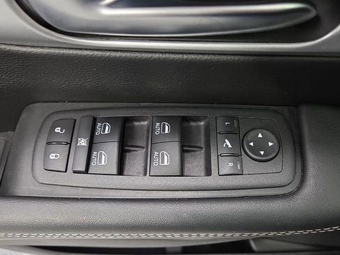 Used 2025 Chrysler Pacifica Limited FWD image 31