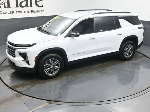 Used 2025 Chevrolet Traverse LT image 45