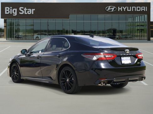 Used 2022 Toyota Camry XSE FWD image 3
