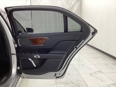 Used 2017 Lincoln Continental Premiere image 25