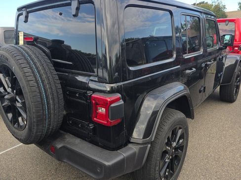 Used 2025 Jeep Wrangler Unlimited Sahara w/ Safety Group AWD/4WD image 5