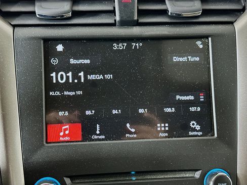 Used 2018 Ford Fusion SE w/ Fusion SE Technology Package FWD image 19