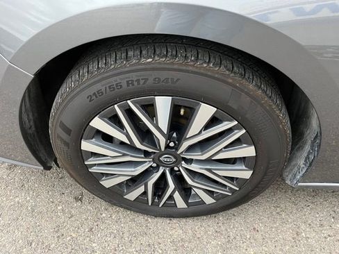 Used 2024 Nissan Altima 2.5 SV FWD image 19