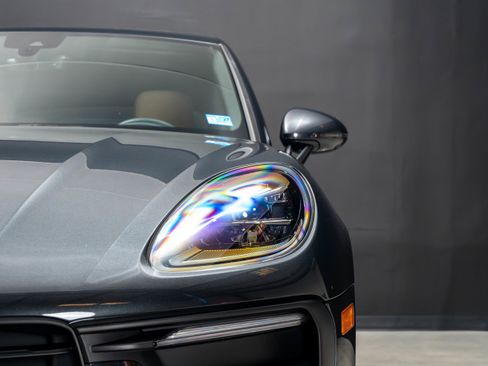 Certified 2025 Porsche Macan AWD/4WD image 11