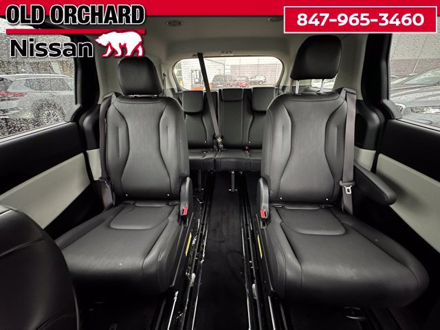 Used 2024 Kia Carnival EX FWD image 11