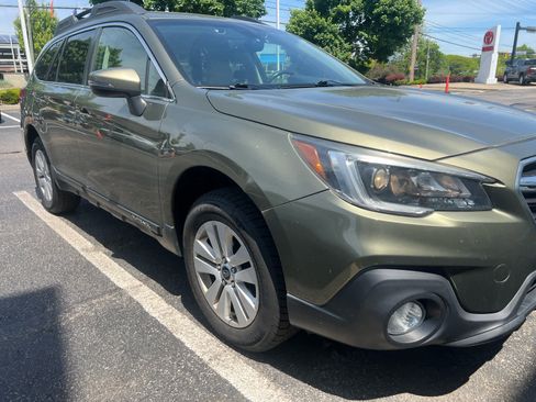Used 2019 Subaru Outback 2.5i Premium AWD/4WD image 1