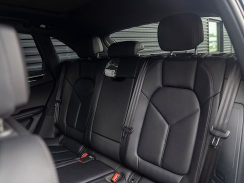 Certified 2025 Porsche Macan AWD/4WD image 19