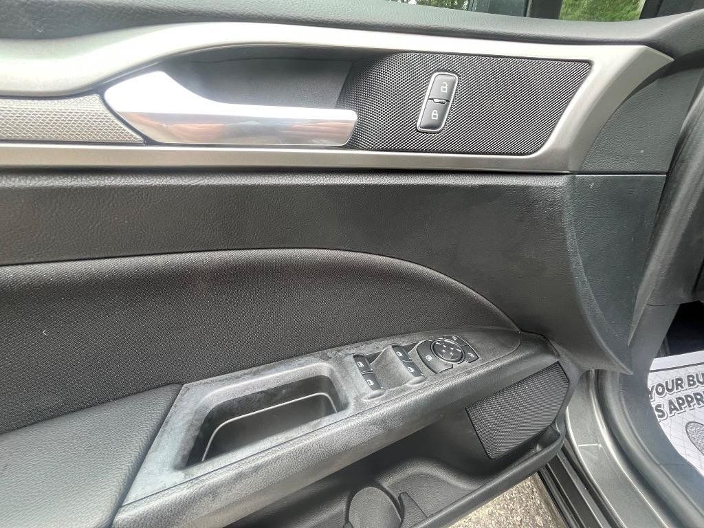Used 2018 Ford Fusion SE FWD image 13