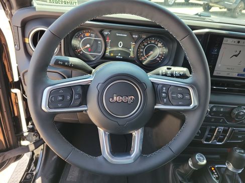 Used 2026 Jeep Wrangler Unlimited Sahara AWD/4WD image 22