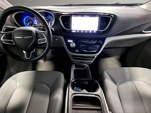 Used 2021 Chrysler Pacifica Touring image 8