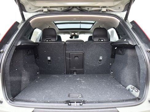 Used 2024 Volvo XC40 B5 Core image 18