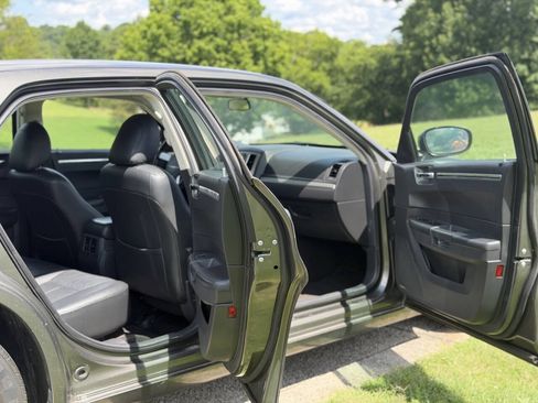 Used 2009 Chrysler 300 Touring RWD image 32