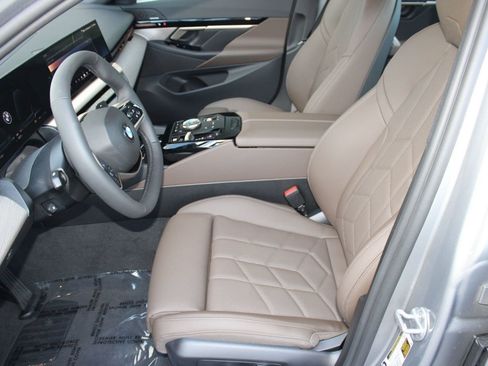 Used 2026 BMW 530i w/ Premium Package RWD image 5