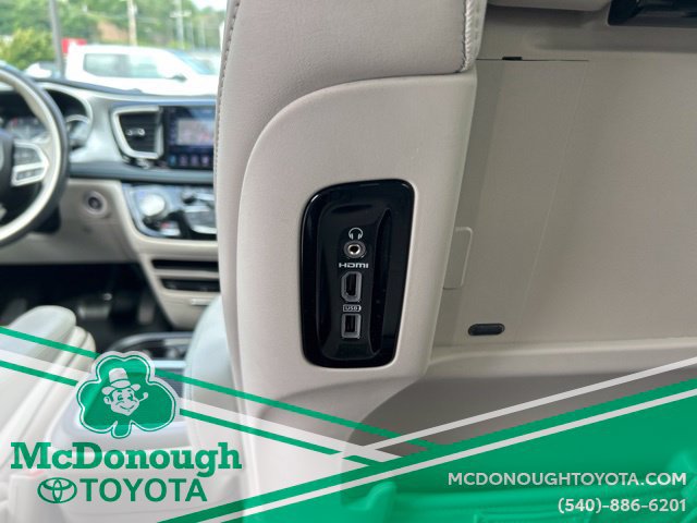 Used 2020 Chrysler Pacifica Limited w/ Advanced Safetytec Group FWD image 16
