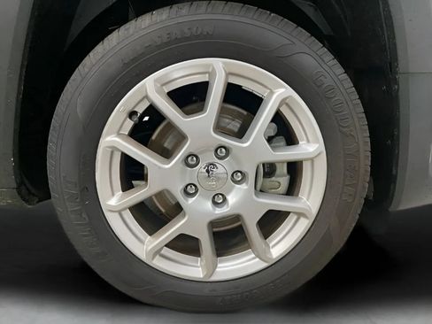 Used 2021 Jeep Renegade Latitude FWD image 29
