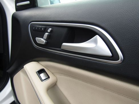 Used 2020 Mercedes-Benz GLA 250 4MATIC w/ Premium Package image 16