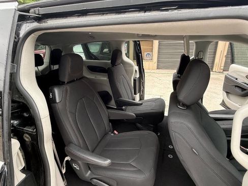 Used 2017 Chrysler Pacifica Touring FWD image 62