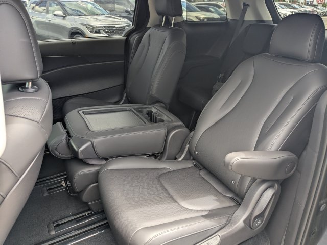 Certified 2026 Kia Carnival SX w/ SX Dark Edition Package FWD image 12