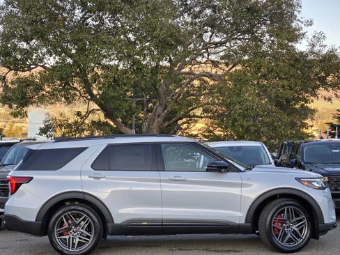 New 2026 Ford Explorer ST-Line w/ ST-Line Street Pack image 4