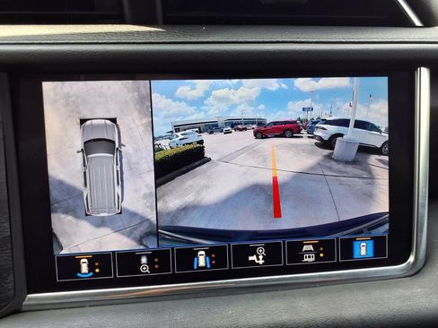 Used 2021 GMC Yukon XL Denali w/ Denali Premium Package RWD image 11