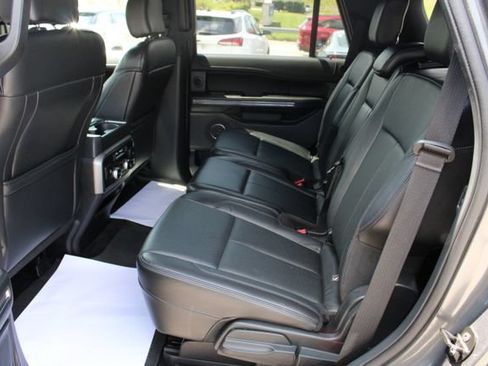 Used 2018 Ford Expedition XLT w/ Equipment Group 202A AWD/4WD image 13