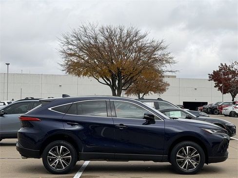 Used 2023 Toyota Venza LE image 3