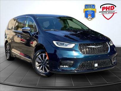 Used 2022 Chrysler Pacifica Limited w/ Uconnect Theater Family Group