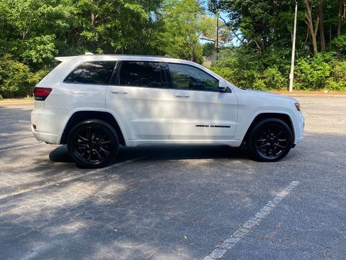Used 2019 Jeep Grand Cherokee Altitude AWD/4WD image 3