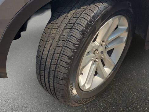 Used 2014 Ford Explorer XLT w/ Equipment Group 202A AWD/4WD image 33