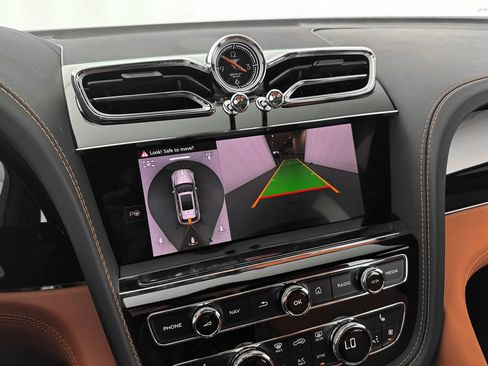 Used 2025 Bentley Bentayga image 20