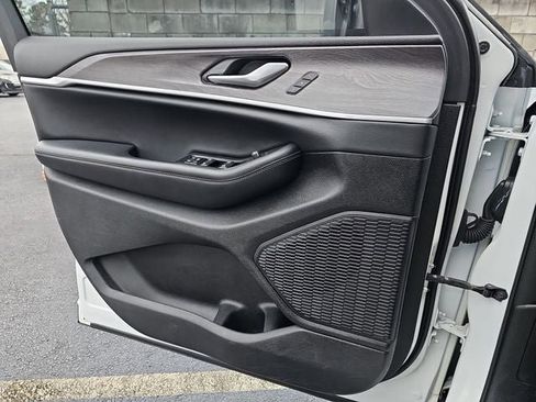 Used 2023 Jeep Grand Cherokee L Limited image 27