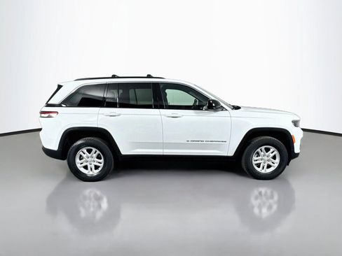 Used 2024 Jeep Grand Cherokee Laredo AWD/4WD image 6
