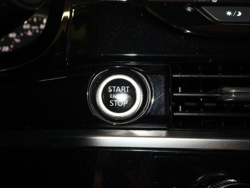 Used 2022 Nissan Pathfinder SV image 15