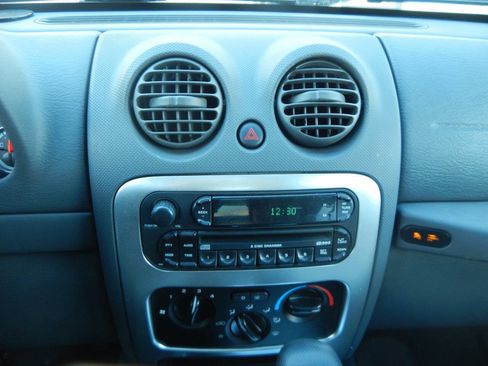 Used 2005 Jeep Liberty Limited image 38