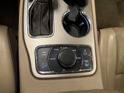 Used 2017 Jeep Grand Cherokee Overland w/ Jeep Active Safety Group image 37