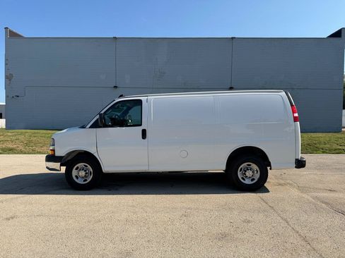 Used 2024 Chevrolet Express 2500 w/ Driver Convenience Package RWD image 4
