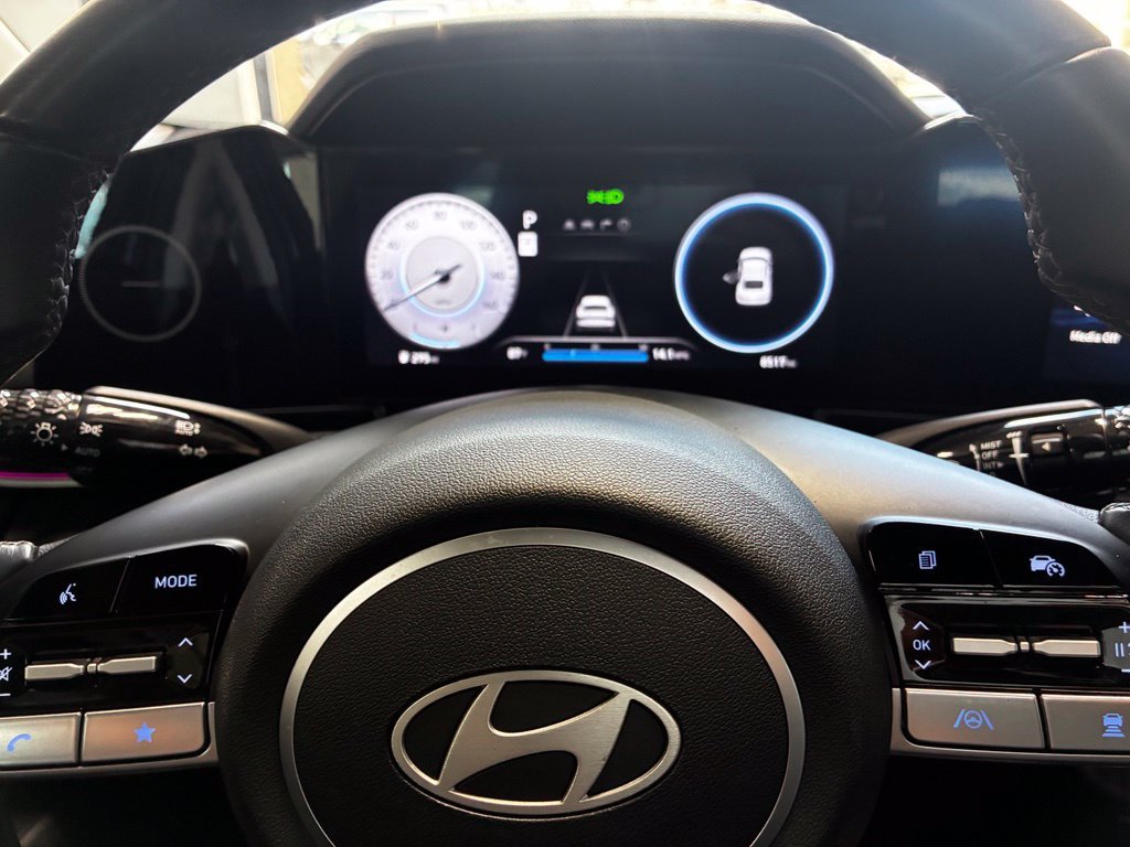 Certified 2025 Hyundai Elantra Limited FWD image 9