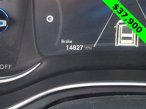 Used 2025 Chrysler Pacifica Premium image 22